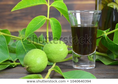Lichiorul de nuci verzi, băutura fină de Crăciun.jpg Sursa: www.shutterstock.com Lichiorul de nuci verzi, băutura fină de Crăciun