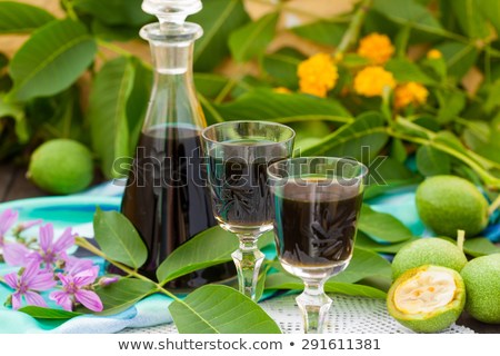 Lichiorul de nuci verzi, băutura fină de Crăciun.jpg Sursa: www.shutterstock.com Lichiorul de nuci verzi, băutura fină de Crăciun
