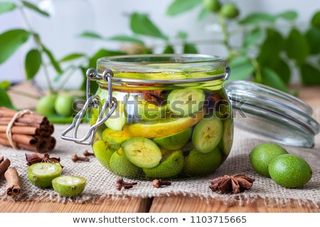 Lichiorul de nuci verzi, băutura fină de Crăciun.jpg Sursa: www.shutterstock.com Lichiorul de nuci verzi, băutura fină de Crăciun