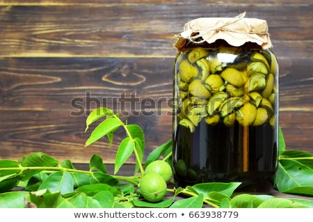 Lichiorul de nuci verzi, băutura fină de Crăciun.jpg Sursa: www.shutterstock.com Lichiorul de nuci verzi, băutura fină de Crăciun