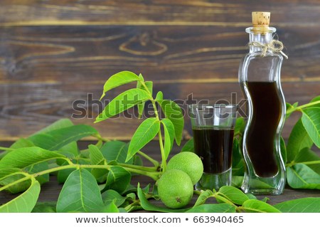 Lichiorul de nuci verzi, băutura fină de Crăciun.jpg Sursa: www.shutterstock.com Lichiorul de nuci verzi, băutura fină de Crăciun