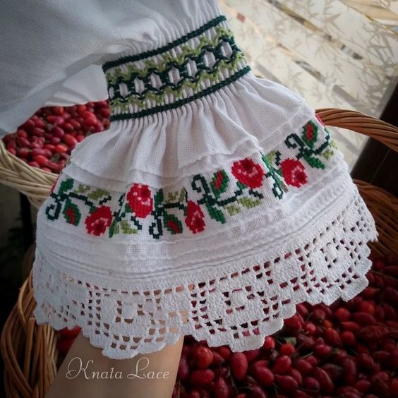 Ia românească & gânduri de vară Sursa: Pinterest 829468b339b70bb5d84602d6f4cc243c Ia românească & gânduri de vară