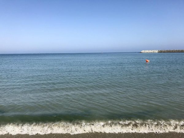 Am luat bilete la mare, vreți să mergeți și voi?.jpg sursa www.hotelaurora.ro/ https://www.facebook.com/pg/Hotel-Aurora-Mamaia-207104609311386/photos/?ref=page_internal