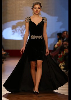 Stil unic: alegerea rochiei de seară. Sursa: shop.lizapanait.com Stil unic: alegerea rochiei de seară