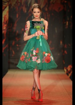 Stil unic: alegerea rochiei de seară. Sursa: shop.lizapanait.com Stil unic: alegerea rochiei de seară