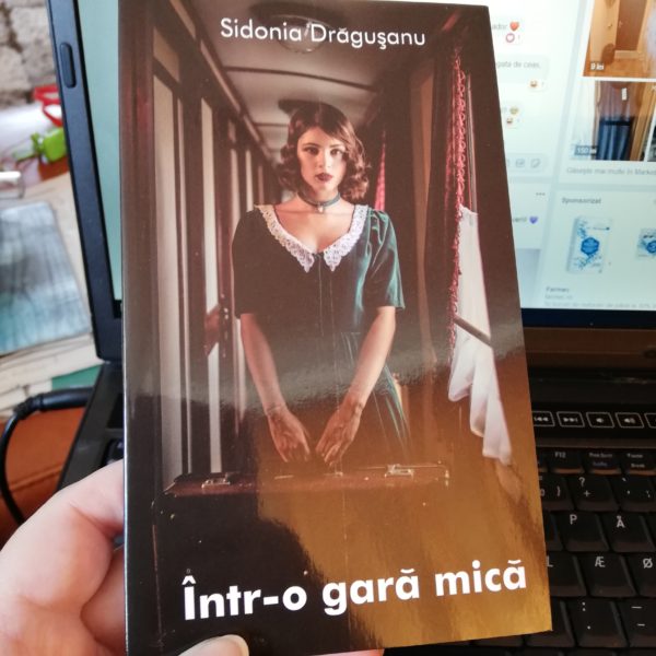 Într-o gară mică - Sidonia Drăgușanu, doar opinii Sursa: arhiva personală Într-o gară mică - Sidonia Drăgușanu, doar opinii
