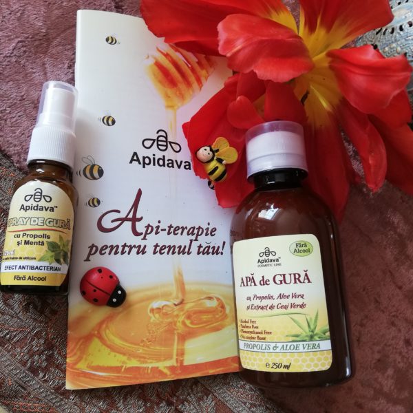 Apa și spray-ul de gură cu propolis - Apidava (P).jpg Sursa: arhiva personală Apa și spray-ul de gură cu propolis - Apidava (P)