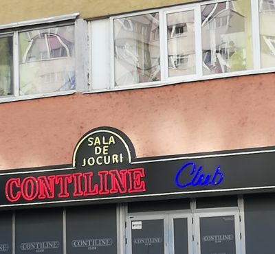 Orașul în culorile și luminile reclamelor smar(tsoft)