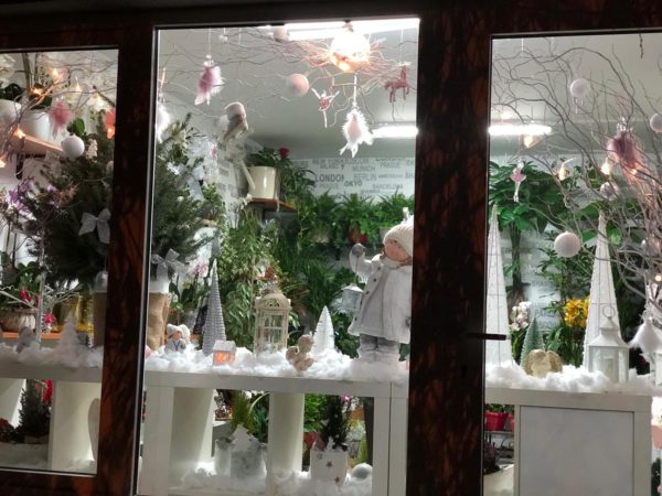 Crezi în magia Crăciunului? Spune-ți povestea! Sursa: Florăria Alexia Crezi în magia Crăciunului? Spune-ți povestea!