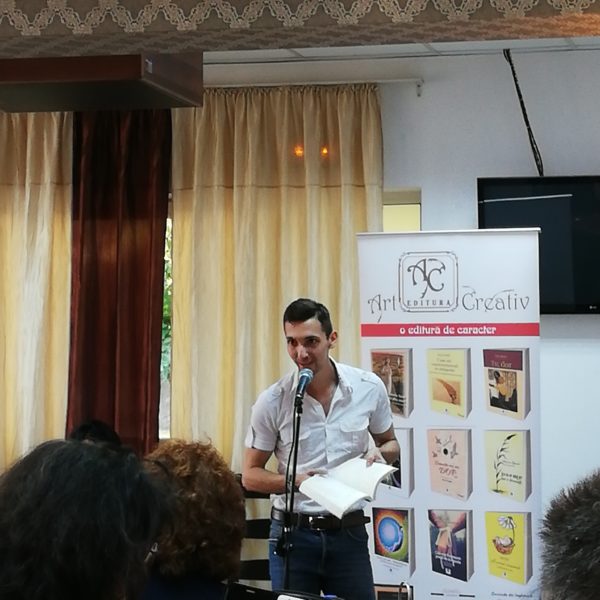 Poveste despre cărți și oameni (scriitori - bloggeri) Sursa: arhiva personală Poveste despre cărți și oameni (scriitori - bloggeri)