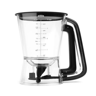 Povestea clătitelor pufoase și ustensilele Kitchenshop. Sursa: Kitchenshop 0052421 dozator gradat pentru aluat 1000 ml oxo Povestea clătitelor pufoase și ustensilele Kitchenshop