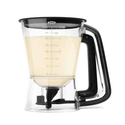 Povestea clătitelor pufoase și ustensilele Kitchenshop. Sursa: Kitchenshop 0052425 dozator gradat pentru aluat 1000 ml oxo Povestea clătitelor pufoase și ustensilele Kitchenshop