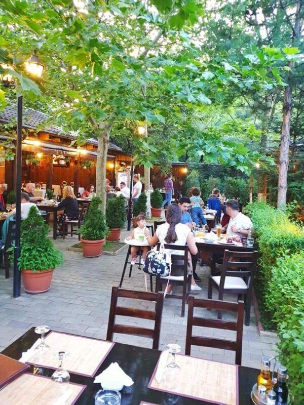 Terasa Casa Jienilor -vechiul București Sursa: facebook Casa Jienilor 100560106 3109022205803790 448427382072672256 n Aniversare într-un colț al vechiului București