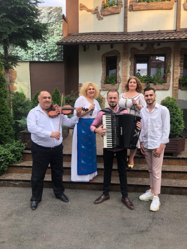 Seară ardelenească în vechiul București. Sursa: facebook Casa Jienilor 118251963 3349433258429349 5245487929632122226 o Aniversare într-un colț al vechiului București
