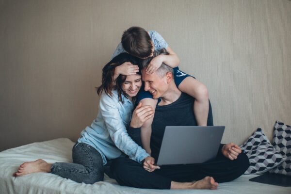 Generația R - ce este și ce va reprezenta pe piața muncii -Sursa pexels Generația R Munca de acasă