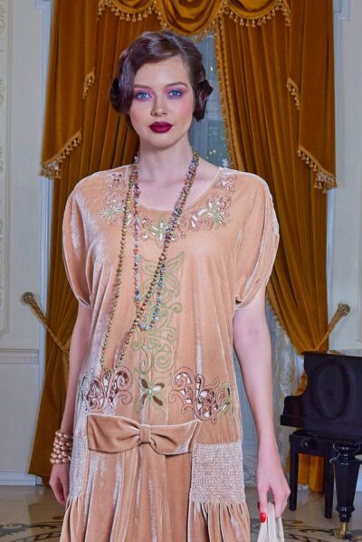 Rochia de Crăciun şi seducătoarea catifea Sursa: Liza Panait facebook 123547529 3825305120848113 1845961337761160284 o Rochia de Crăciun şi seducătoarea catifea