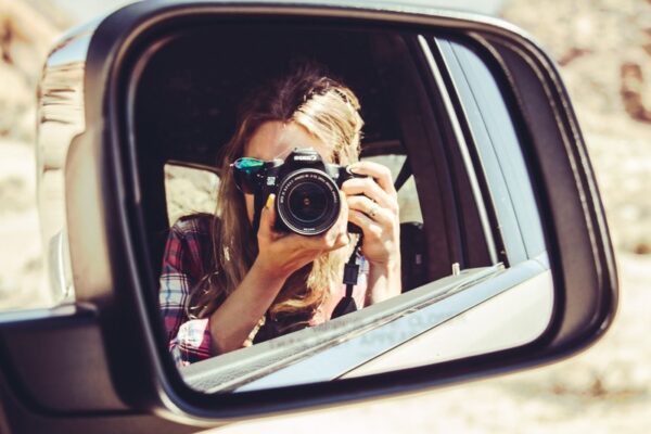 Călătorie și aventură pe patru roți Photographer in Car ggzmYN3xIurH 800 Călătorie și aventură pe patru roți