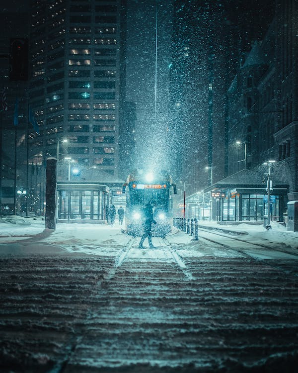 pexels photo 2422497 Ghid de supraviețuire urbană pe timp de iarnă