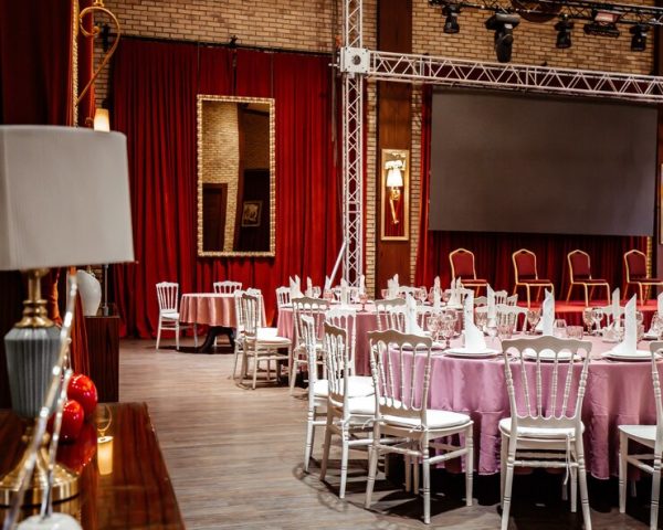 classic restaurant witn red curtains stage 140725 9392 Organizator de Evenimente recunoaștere oficială în România