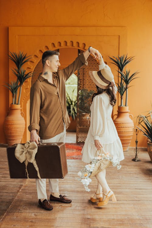 free photo of om cuplu pereche dragoste Călătorește cu stil: geamantane elegante