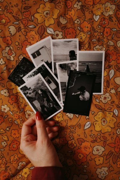 free photo of mana inand fotografii vintage alb negru Cum ne sabotăm fericirea.10 lucruri de evitat