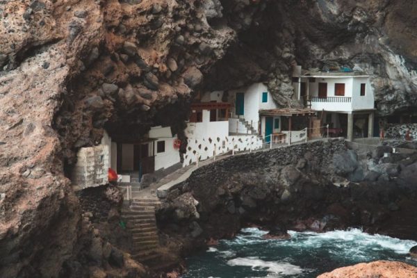 free photo of case punct de reper monument sat La Palma - miniserial Netflix