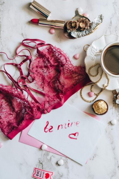 pexels leeloothefirst 6675839 Cadoul potrivit pentru parteneră în funcție de stil