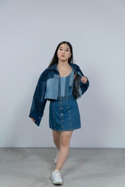 pexels cottonbro 6770025 Fustele din denim: Cum să le purtăm fără să greșim