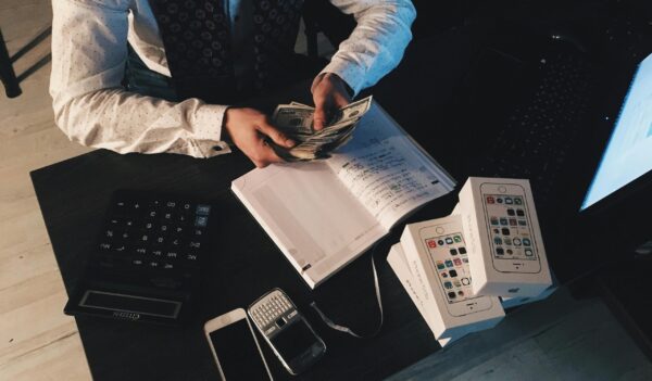 pexels kunitsky 210990 scaled e1757492890914 Pe ce mai risipim bani (2)