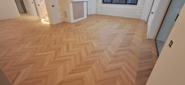 Parchetul cu suflet (Alma) Sursa: alma parchet Parchet dublustratificat chevron incalzire in pardoseala 8 768x354 1 Parchetul cu suflet (Alma) care schimbă casa în acasă, fără AI