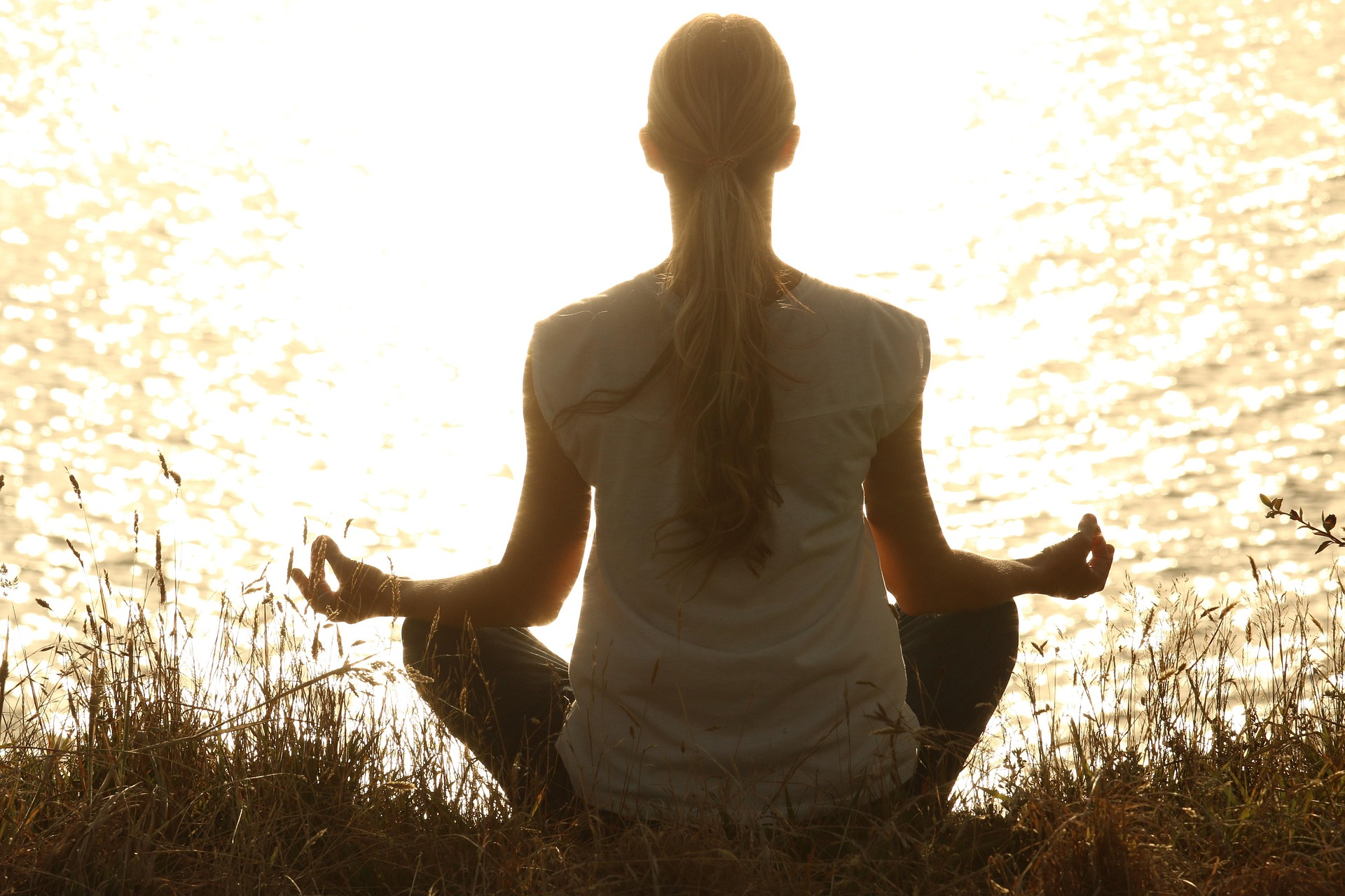 pexels meditate 1851165 1920 Cum își regăsesc femeile echilibrul între rolurile vieții